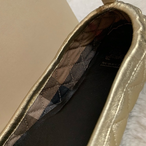 BURBERRY Gold Quilted Cushioned Flat/Slipper with Matching Pouch - Picture 8 of 10